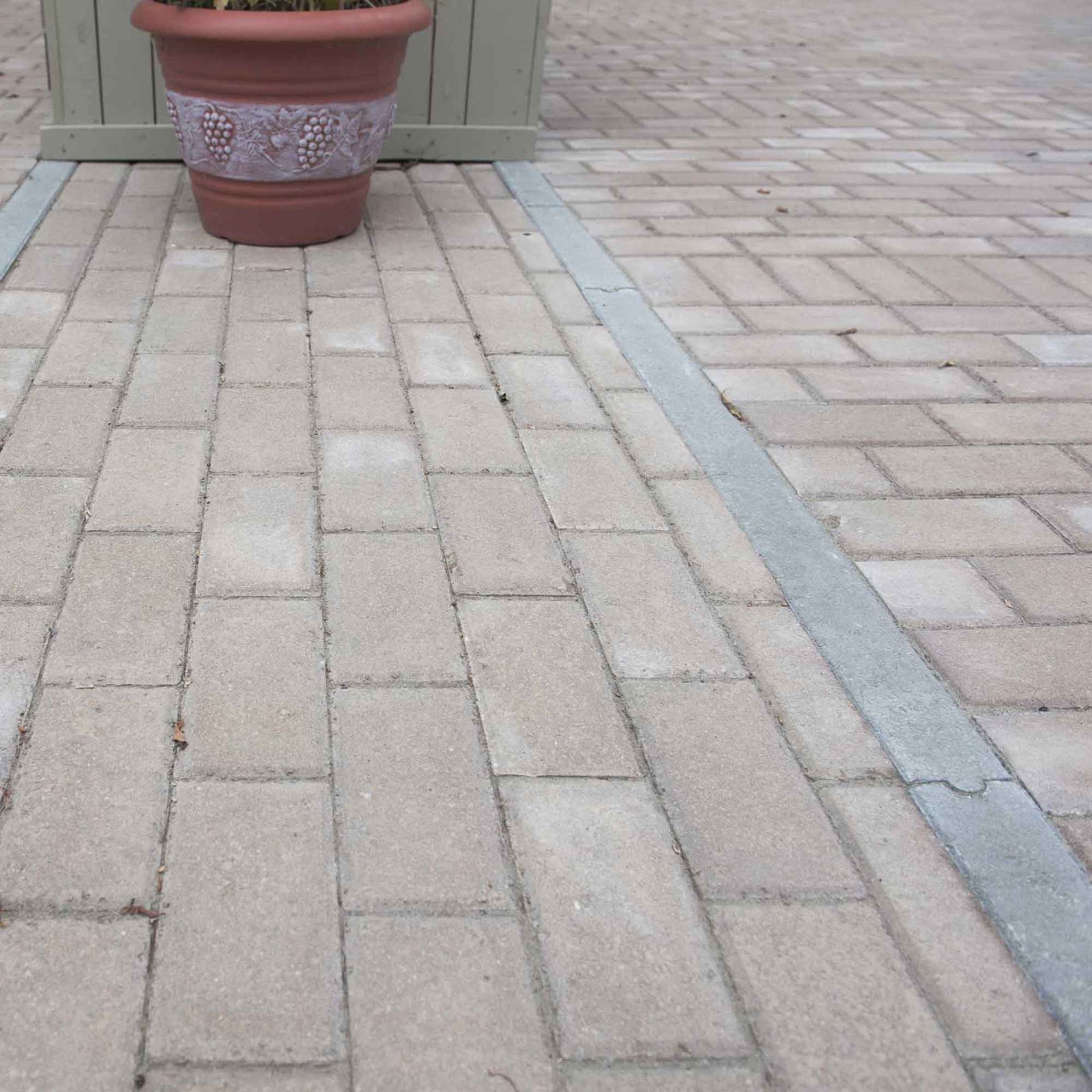 Pierre à patio de style interpavé en brun clair, 50 mm x 8,75" x 4,13"